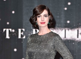 Anne Hathaway con un vestido de cristales Swarovski