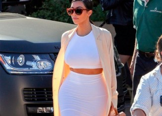 Atrevido conjunto blanco de Kim Kardashian en Malibú