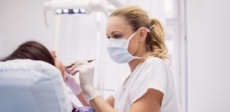 Cómo ayuda la sedación a pacientes con miedo al dentista