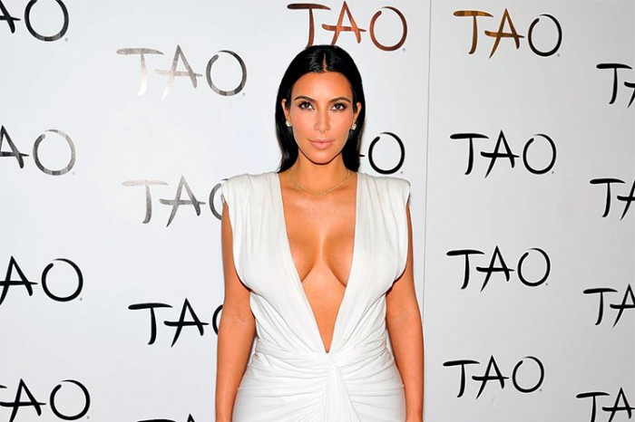 Kim Kardashian y su escote interminable Kim Kardashian y su escote interminable