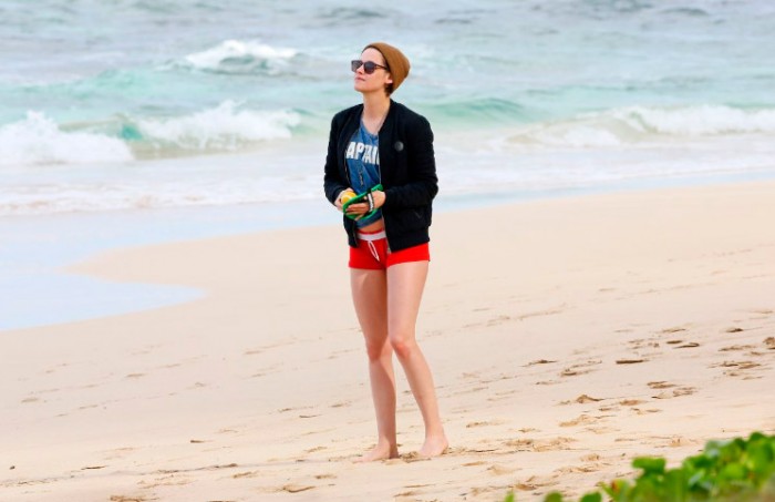 Kristen Stewart disfruta de la playa en Honolulu