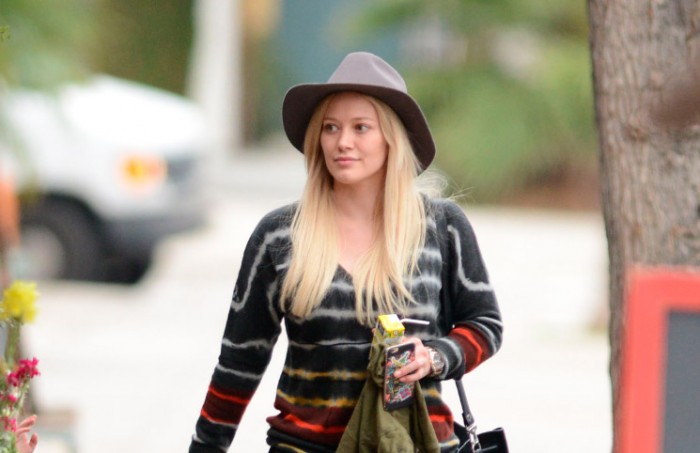 Look casual con minifalda de Hilary Duff