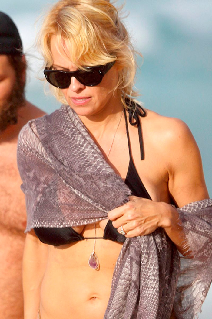 Pamela Anderson con bikini negro
