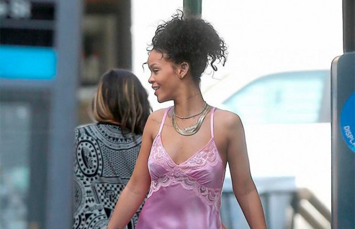 Rihanna con picardías de satén y zapatillas
