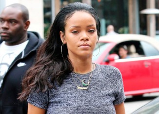 Rihanna con un top gris jaspeado
