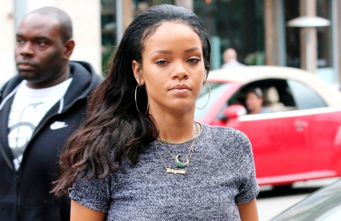 Rihanna con un top gris jaspeado