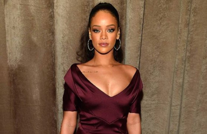 Rihanna sofisticada en vestido de fiesta color marsala