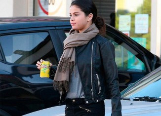 Selena Gómez con un look casual de Studio City