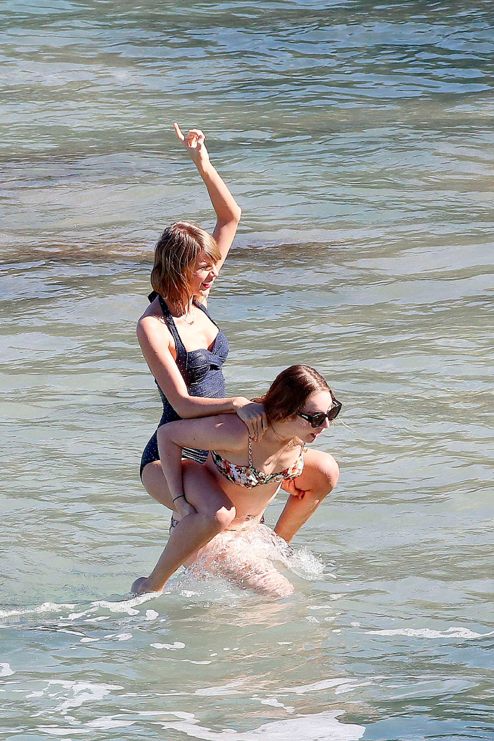 Taylor Swift con amigos en traje de baño retro en Maui