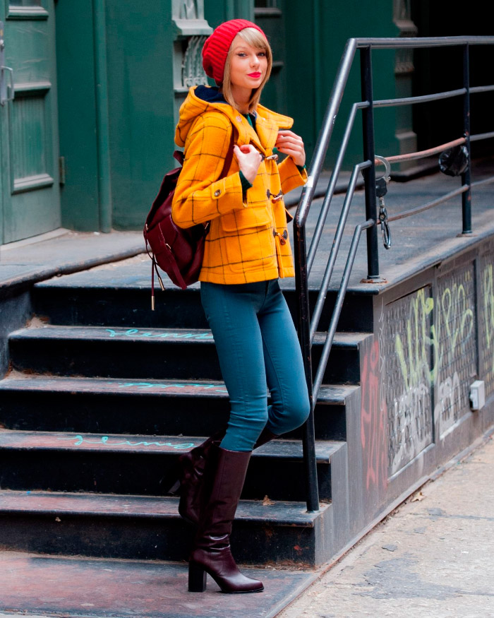 Taylor Swift con colorido outfit