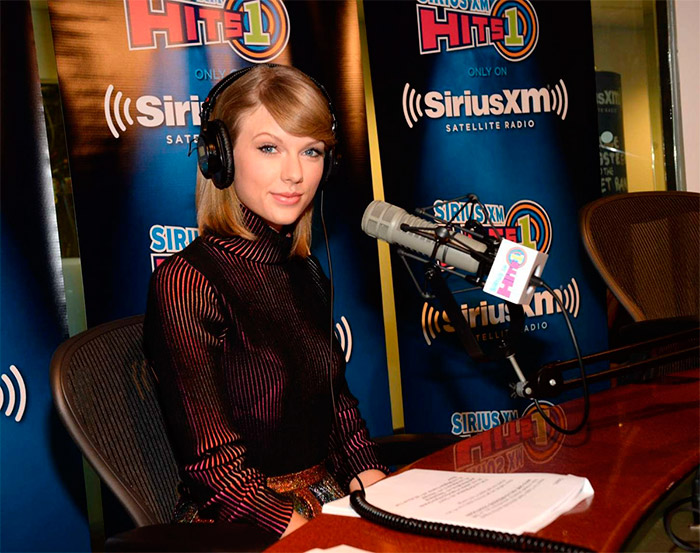 Taylor Swift con conjunto de blusa y falda