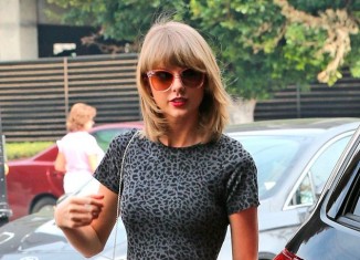 Taylor Swift con minivestido con estampado animal print