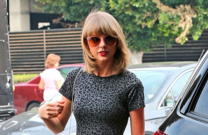 Taylor Swift con minivestido con estampado animal print