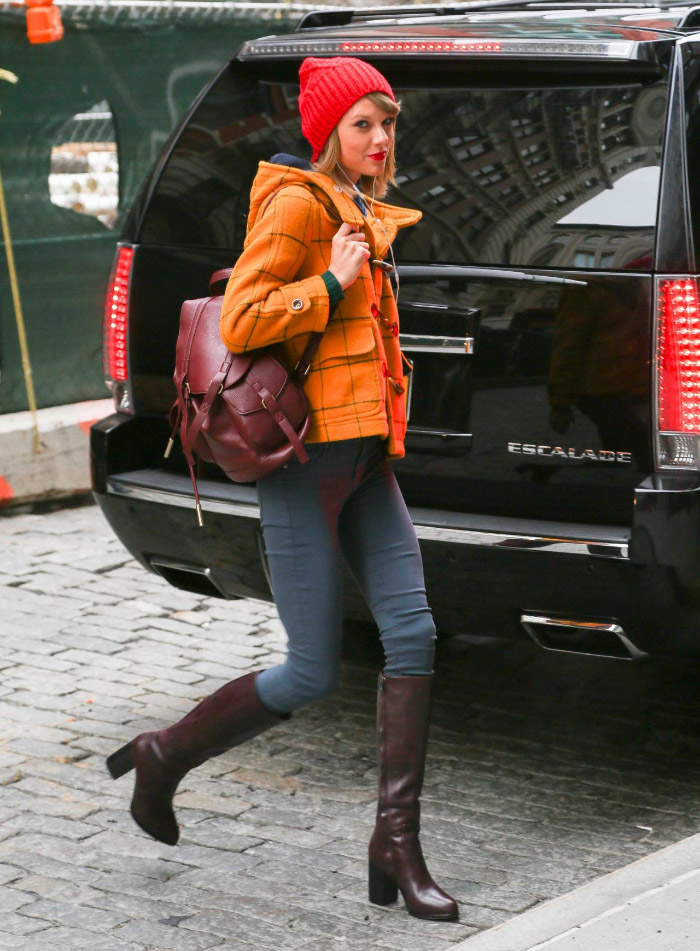 Taylor Swift con outfit colorido
