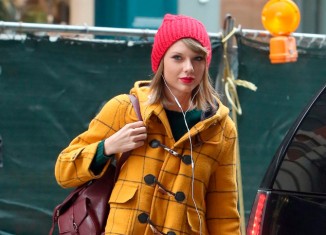 Taylor Swift con un muy colorido outfit