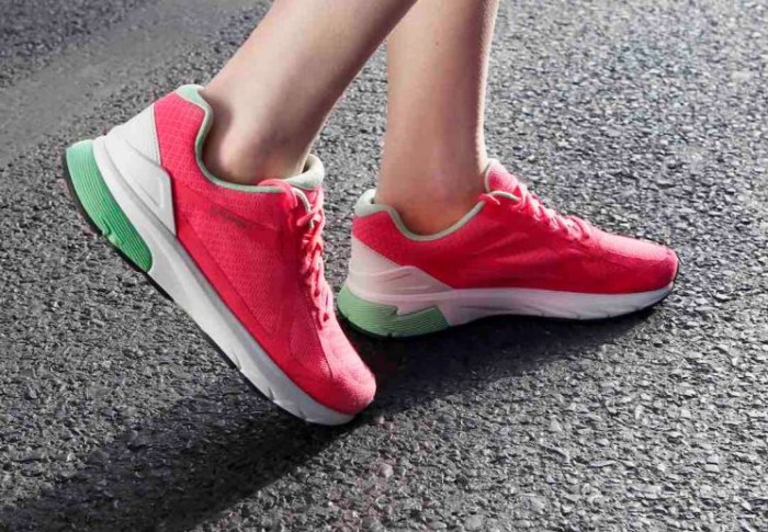 Cómo vestir a la moda con zapatillas deportivas Cómo vestir a la moda con zapatillas deportivas