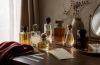 Perfumes que usan las famosas: cómo inspirarte sin comprar a ciegas Perfumes sin marca y tiras olfativas sobre un tocador