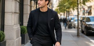 Qué detalles del estilo de alfombra roja funcionan fuera de los focos Hombre viste una chaqueta oscura de inspiración formal en la calle